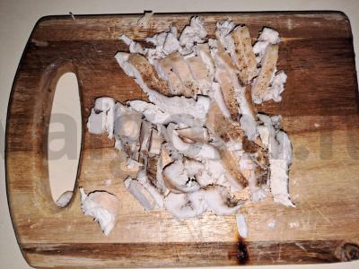 Salotos su vištienos krūtinėle ir marinuotais pievagrybiais Žingsnis 7