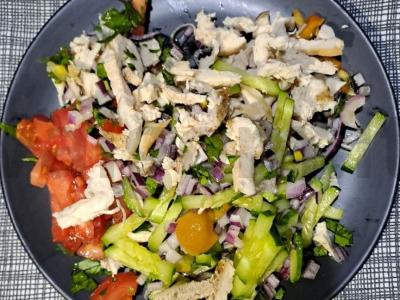 Salotos su vištienos krūtinėle ir marinuotais pievagrybiais pagrindine nuotrauka