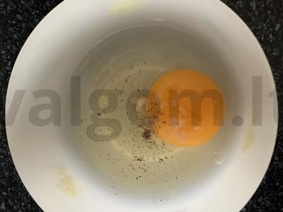 Kiaušinienė su šonine, pomidorais, sūriu ir krienų padažu Žingsnis 1