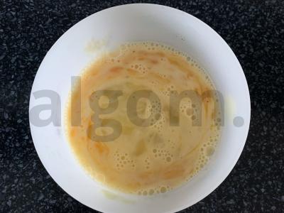 Kiaušinienė su šonine, pomidorais, sūriu ir krienų padažu Žingsnis 2