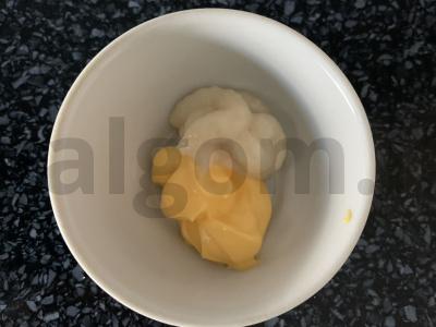 Kiaušinienė su šonine, pomidorais, sūriu ir krienų padažu Žingsnis 3