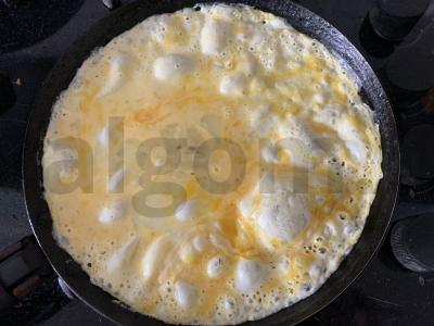 Kiaušinienė su šonine, pomidorais, sūriu ir krienų padažu Žingsnis 4