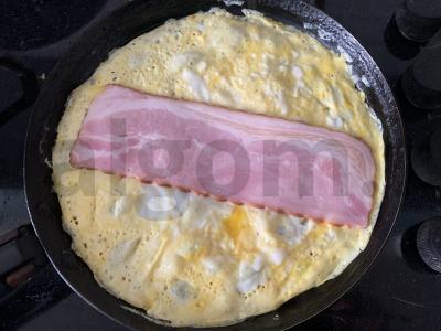 Kiaušinienė su šonine, pomidorais, sūriu ir krienų padažu Žingsnis 5