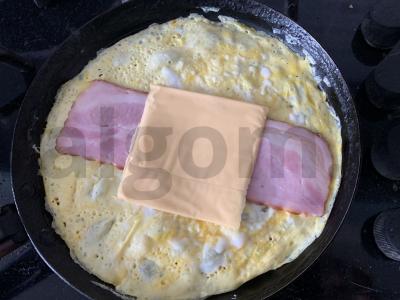 Kiaušinienė su šonine, pomidorais, sūriu ir krienų padažu Žingsnis 6