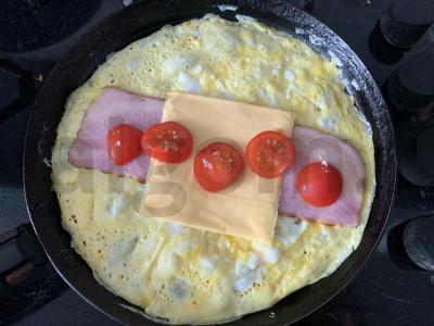 Kiaušinienė su šonine, pomidorais, sūriu ir krienų padažu Žingsnis 7