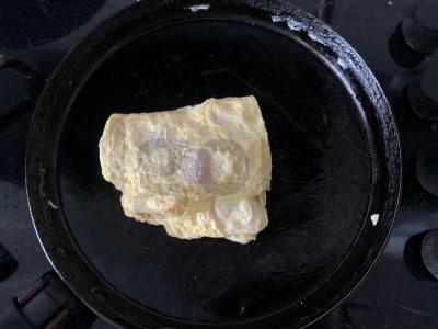 Kiaušinienė su šonine, pomidorais, sūriu ir krienų padažu Žingsnis 8