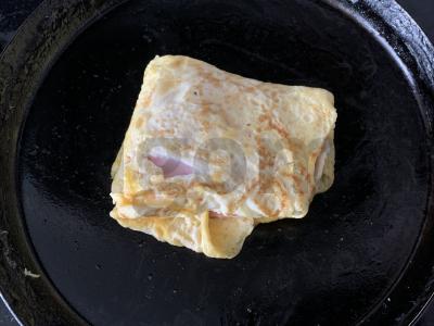 Kiaušinienė su šonine, pomidorais, sūriu ir krienų padažu Žingsnis 9