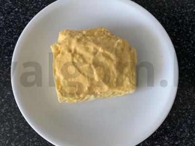 Kiaušinienė su šonine, pomidorais, sūriu ir krienų padažu Žingsnis 10