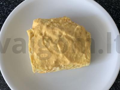 Kiaušinienė su šonine, pomidorais, sūriu ir krienų padažu pagrindine nuotrauka