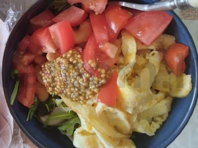 Skanus baltymų salotas pagrindine nuotrauka