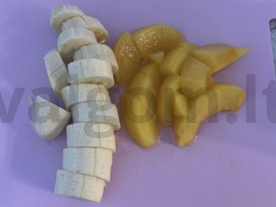 Smuzi su vaisiais ir braškių sirupu ant abrikosų sulčių Žingsnis 1