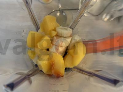 Smuzi su vaisiais ir braškių sirupu ant abrikosų sulčių Žingsnis 2