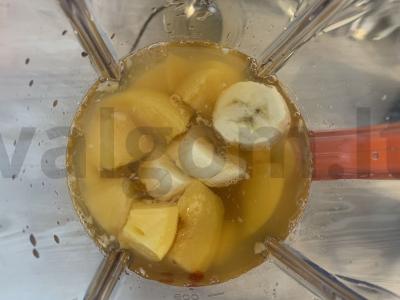 Smuzi su vaisiais ir braškių sirupu ant abrikosų sulčių Žingsnis 3