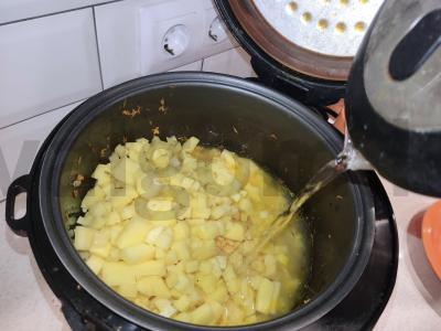 Žirnių sriuba su dešrelėmis lėtoje viryklėje Žingsnis 4