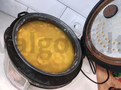 Žirnių sriuba su dešrelėmis lėtoje viryklėje Žingsnis 5