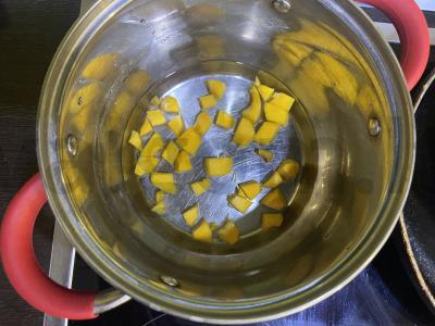 Kuskuso košė su moliūgu, bananais ir graikiniais riešutais Žingsnis 1