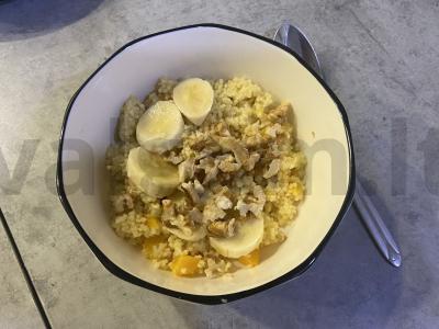 Kuskuso košė su moliūgu, bananais ir graikiniais riešutais pagrindine nuotrauka