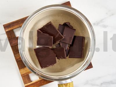 Namų saldainiai su šokoladu, cukatais ir riešutais Žingsnis 1