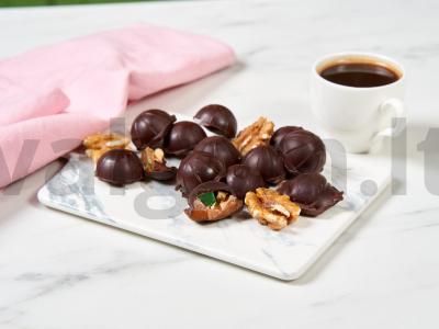 Namų saldainiai su šokoladu, cukatais ir riešutais pagrindine nuotrauka