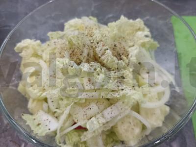 Pekino kopūstų salotos su česnaku ir alyvuogių aliejumi Žingsnis 4