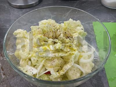 Pekino kopūstų salotos su česnaku ir alyvuogių aliejumi Žingsnis 5