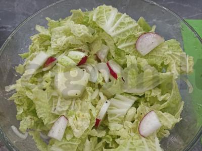 Pekino kopūstų salotos su česnaku ir alyvuogių aliejumi Žingsnis 6