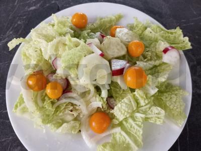 Pekino kopūstų salotos su česnaku ir alyvuogių aliejumi pagrindine nuotrauka