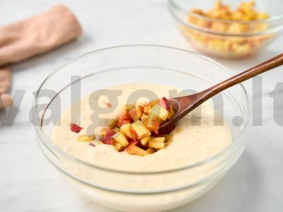 Greita šarlotė su persikais Žingsnis 3