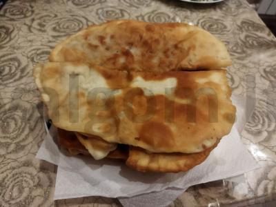 Namų čeburekai iš mielinės tešlos pagrindine nuotrauka