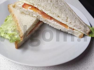 Daržovių sumuštinis su pomidoru ir varškės sūriu pagrindine nuotrauka