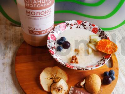 Tiršta ryžių košė su raugintu pienu, cinamonu ir uogomis pagrindine nuotrauka