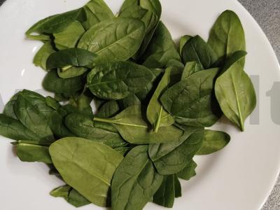 Salotas su vynuogėmis ir špinatais Žingsnis 1