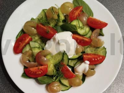 Salotas su vynuogėmis ir špinatais pagrindine nuotrauka