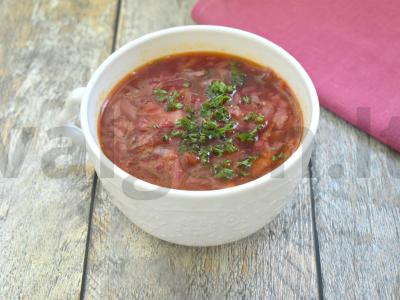 Šviežių kopūstų boršas su pomidorų pasta pagrindine nuotrauka