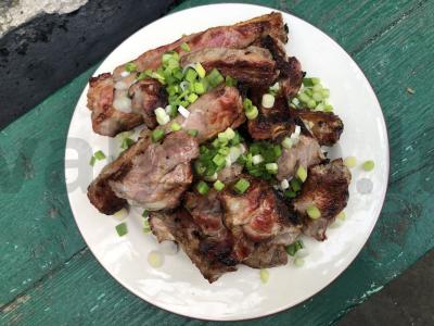 Šašlykas iš kiaulienos šonkaulių su prieskoniais pagrindine nuotrauka