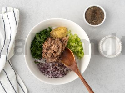 Bento dėžutė su sumuštiniu ir salotomis Žingsnis 2