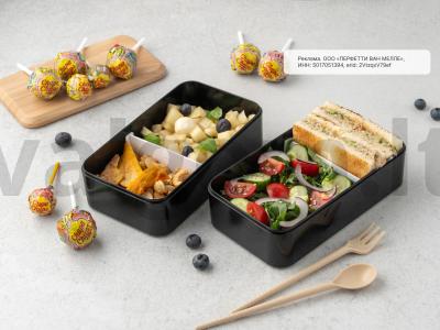 Bento dėžutė su sumuštiniu ir salotomis pagrindine nuotrauka