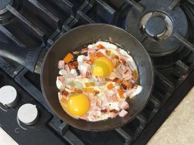 Kiaušiniai su saldžiuoju pipiru pusryčiams Žingsnis 4