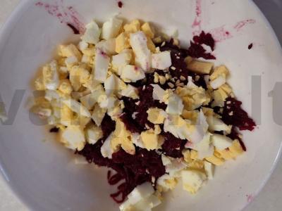 Burokėlių salotas su kiaušiniu ir česnaku Žingsnis 2