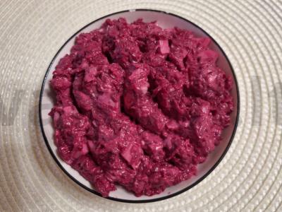 Burokėlių salotas su kiaušiniu ir česnaku pagrindine nuotrauka