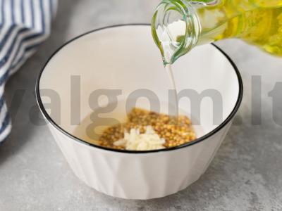 Burgerių padažas su marinuotais agurkais ir svogūnais Žingsnis 1