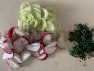 Salotos su burokėliais, porais, ridikėliais ir saulėgrąžų sėklomis Žingsnis 3