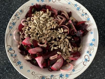 Salotos su burokėliais, porais, ridikėliais ir saulėgrąžų sėklomis Žingsnis 6