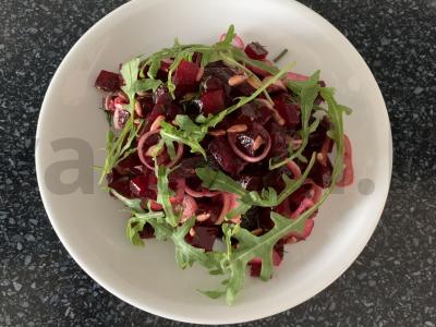 Salotos su burokėliais, porais, ridikėliais ir saulėgrąžų sėklomis pagrindine nuotrauka