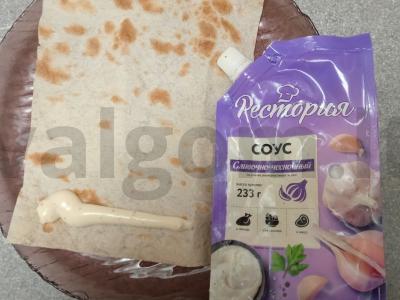 Tortilijos trikampiai su vištienos krūtinėle, daržovėmis, sūriu ir marinuotais raudonaisiais svogūnais Žingsnis 1