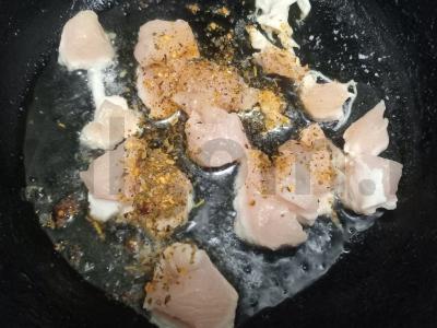 Tortilijos trikampiai su vištienos krūtinėle, daržovėmis, sūriu ir marinuotais raudonaisiais svogūnais Žingsnis 2