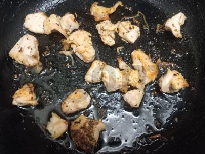 Tortilijos trikampiai su vištienos krūtinėle, daržovėmis, sūriu ir marinuotais raudonaisiais svogūnais Žingsnis 3