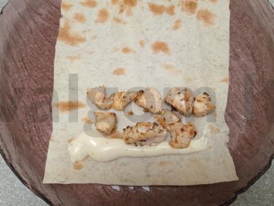 Tortilijos trikampiai su vištienos krūtinėle, daržovėmis, sūriu ir marinuotais raudonaisiais svogūnais Žingsnis 4