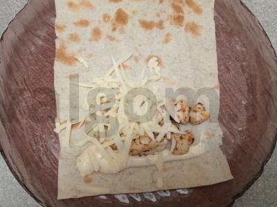 Tortilijos trikampiai su vištienos krūtinėle, daržovėmis, sūriu ir marinuotais raudonaisiais svogūnais Žingsnis 5