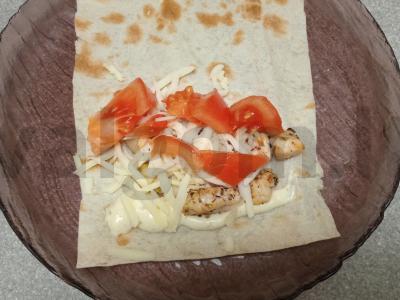 Tortilijos trikampiai su vištienos krūtinėle, daržovėmis, sūriu ir marinuotais raudonaisiais svogūnais Žingsnis 6